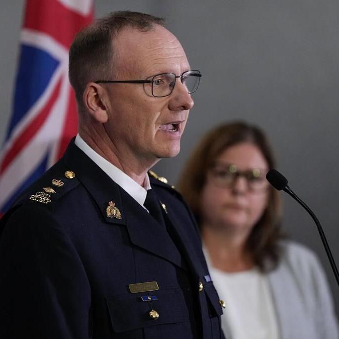 Police may never be able to talk to driver of bus in deadly collision in Manitoba